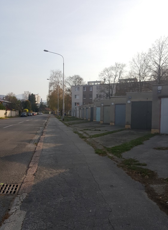 Garáž v zástavbe ostatných garáží Garáž v zástavbe ostatných garáží